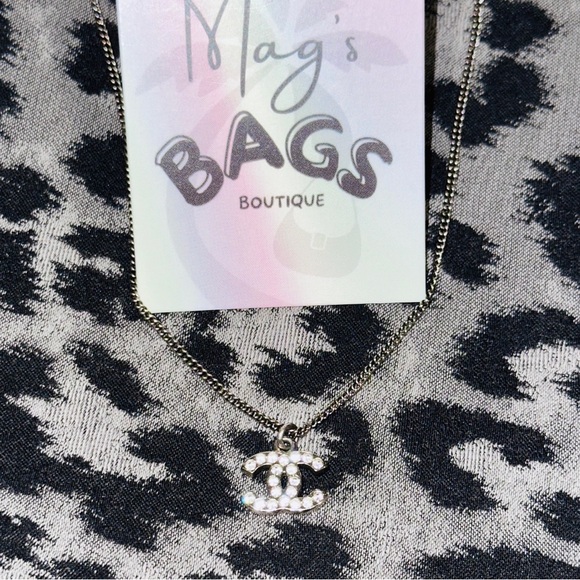 Chanel: Rhinestone CC Pendant Reversible Silver Necklace - Picture 2 of 12